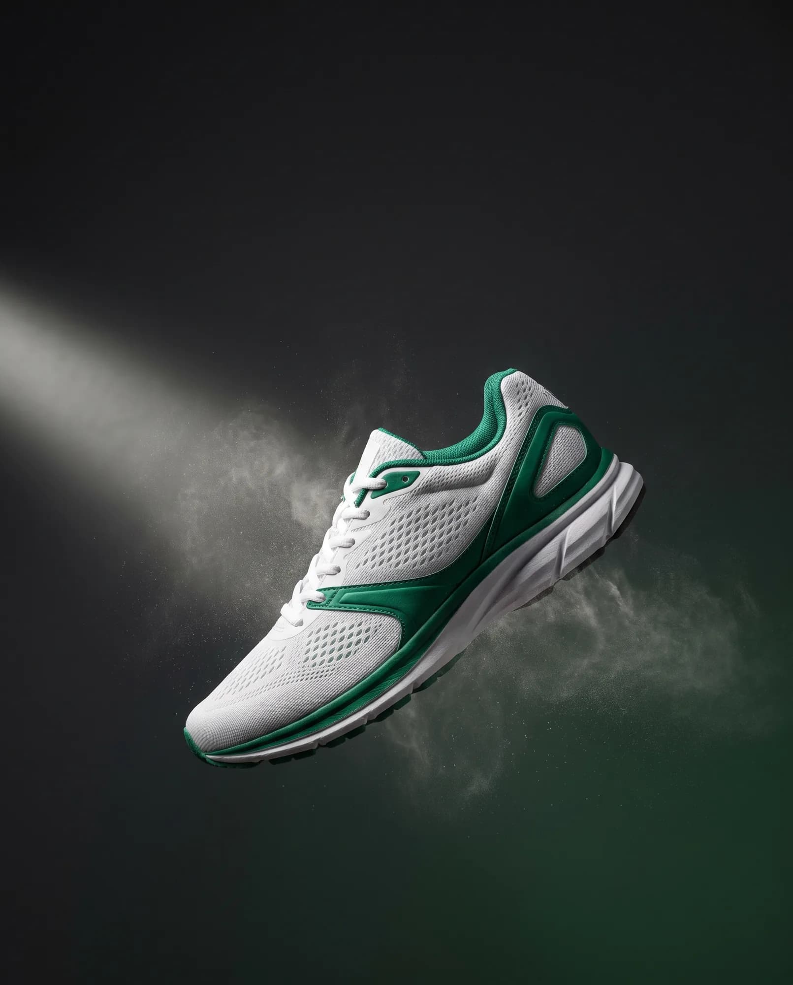 Tênis de corrida branco e verde flutuando com poeira no ar