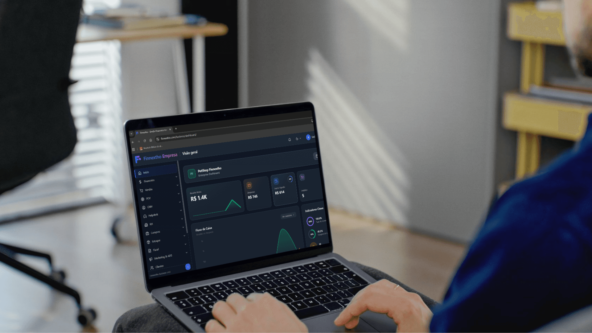 Lancamentos, transacoes, metas e leitura do caixa no mesmo corpo.