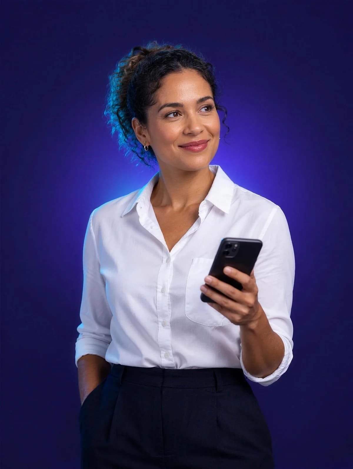 Mulher com o celular na mão, olhando para o lado com um sorriso, sobre fundo índigo